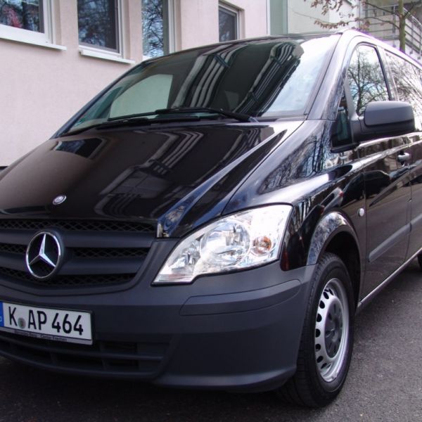 Minivan Mercedes Vito vorne